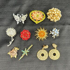 Vintage Lot 10 Estate Jewelry fashion Pins/Brooches Clip On Earrings